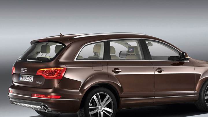 Side Pose Of 2010 Audi Q7 30 TDI In Brown